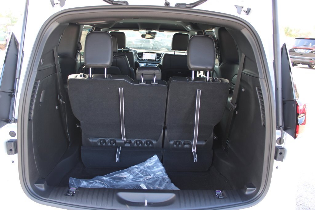 New 2026 Chrysler Pacifica Select w/ S Appearance Package image 33