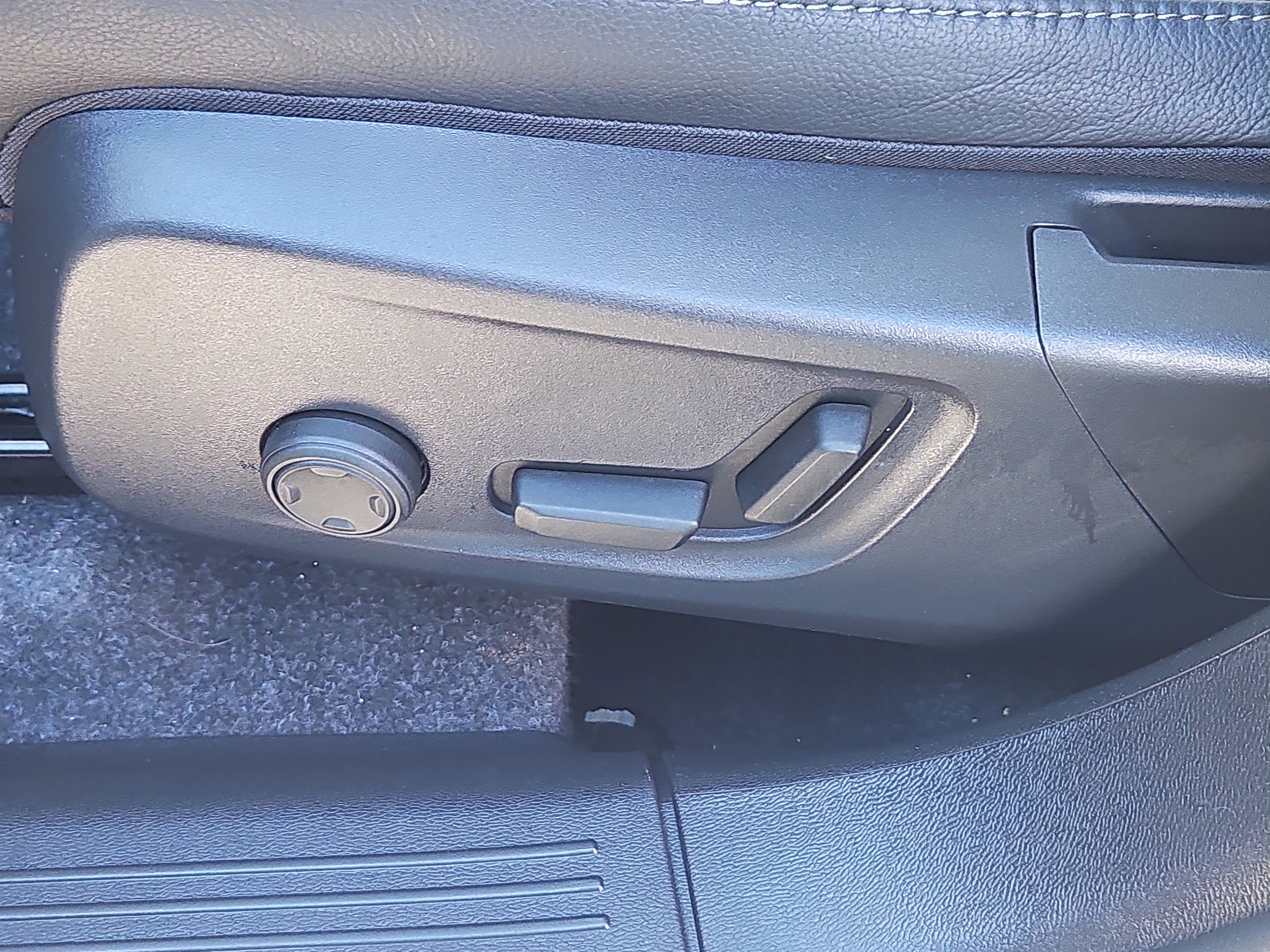 Used 2025 Volvo XC40 B5 Plus w/ Protection Package Premier image 16