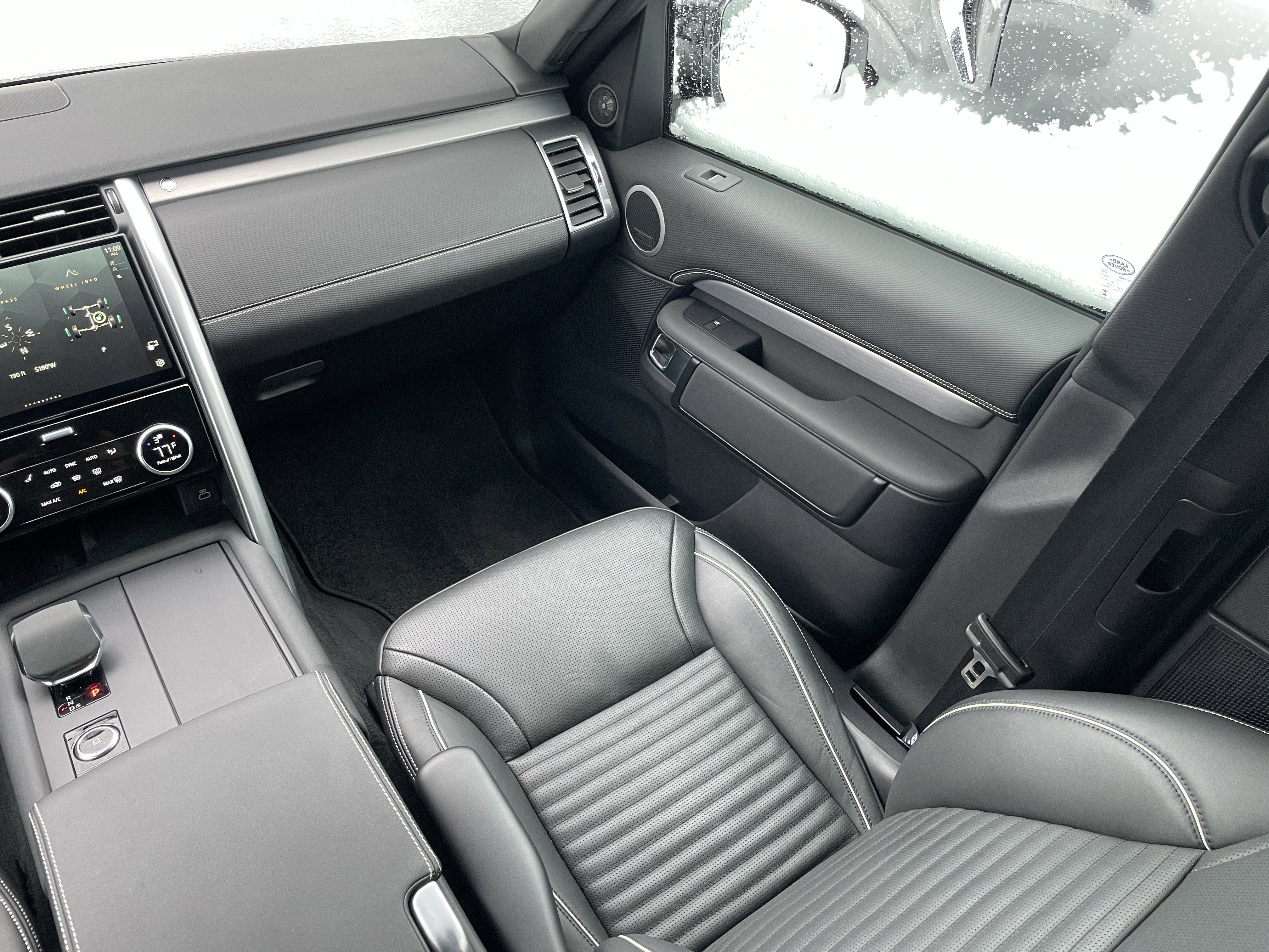 Certified 2024 Land Rover Discovery Dynamic SE image 18