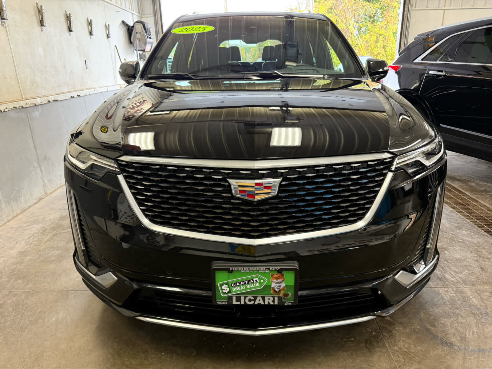 Used 2025 Cadillac XT6 Premium Luxury w/ Technology Package image 2