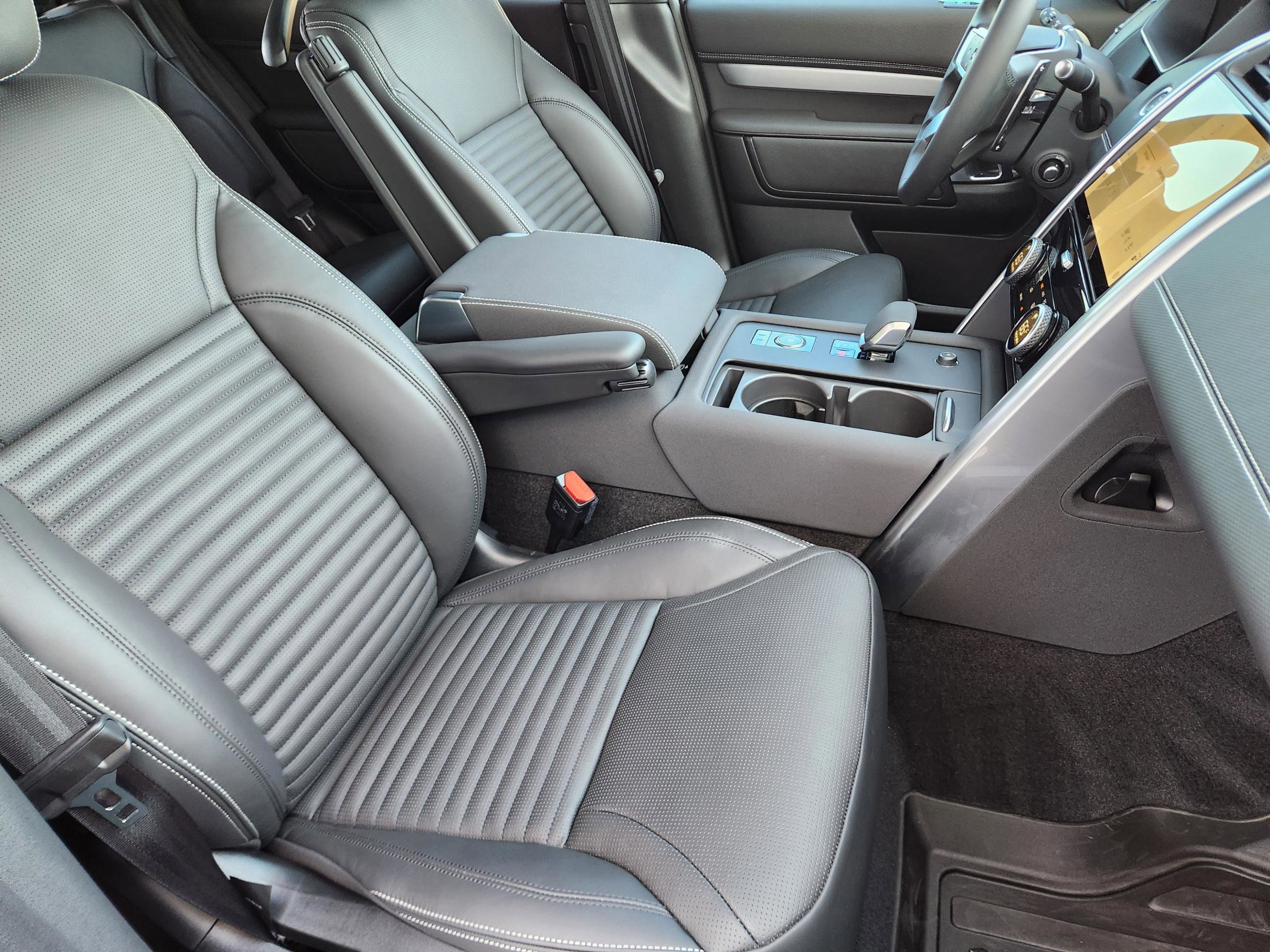 New 2025 Land Rover Discovery Dynamic SE image 9