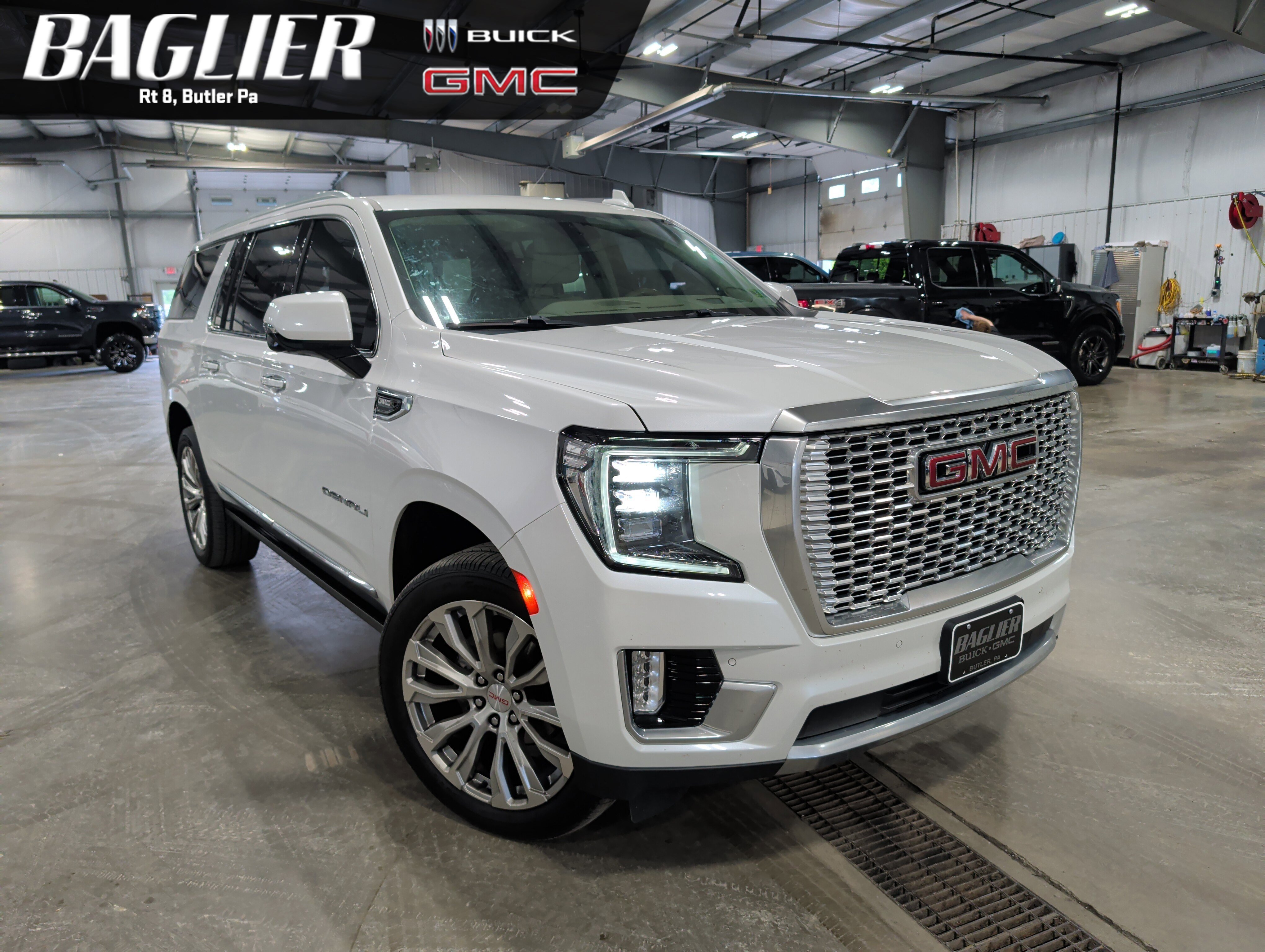Used 2023 GMC Yukon XL Denali AWD/4WD image 1