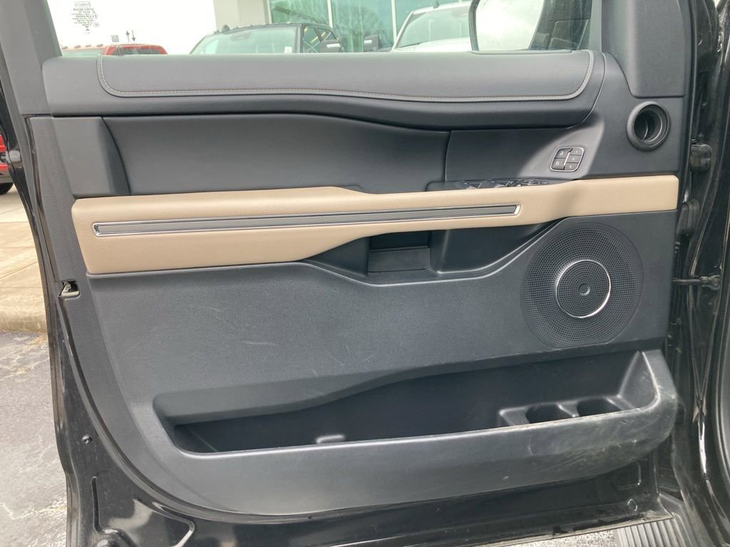 Used 2024 Ford Expedition XLT image 11