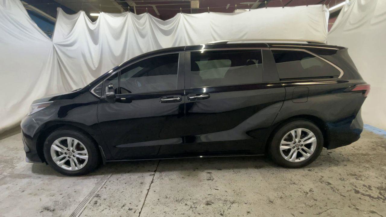 Used 2022 Toyota Sienna Limited image 5
