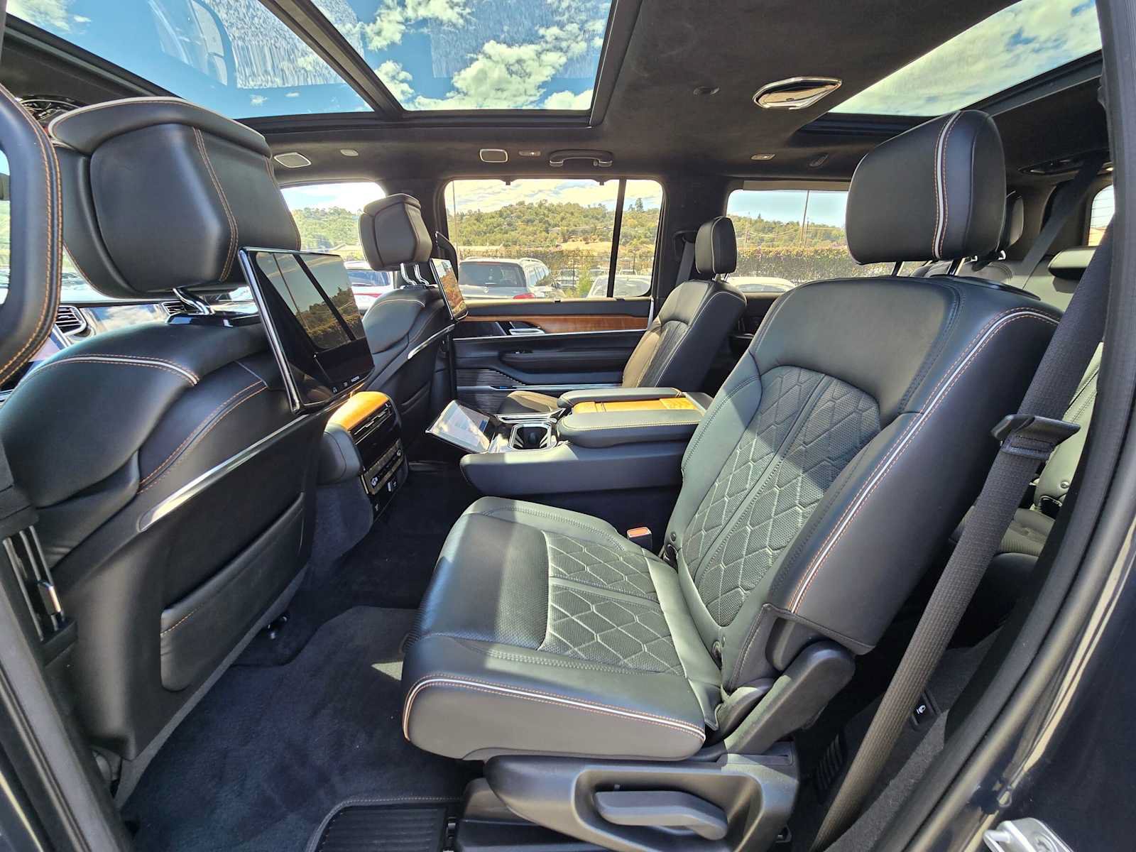 Used 2022 Jeep Grand Wagoneer Series III w/ Rear Seat Video Group 1 AWD/4WD image 16