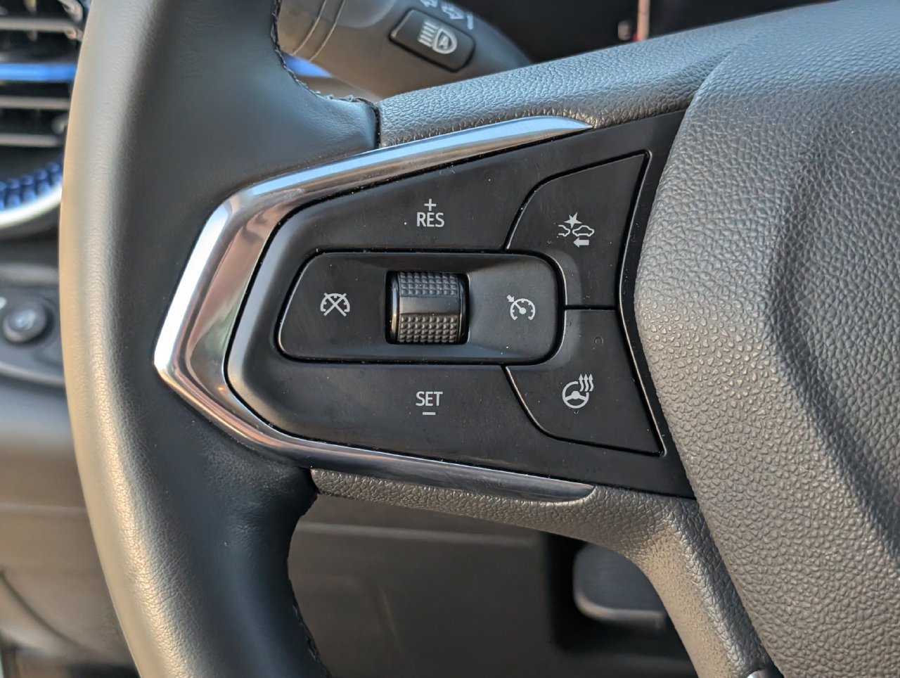 Used 2025 Chevrolet Trax LT w/ LT Convenience Package FWD image 22