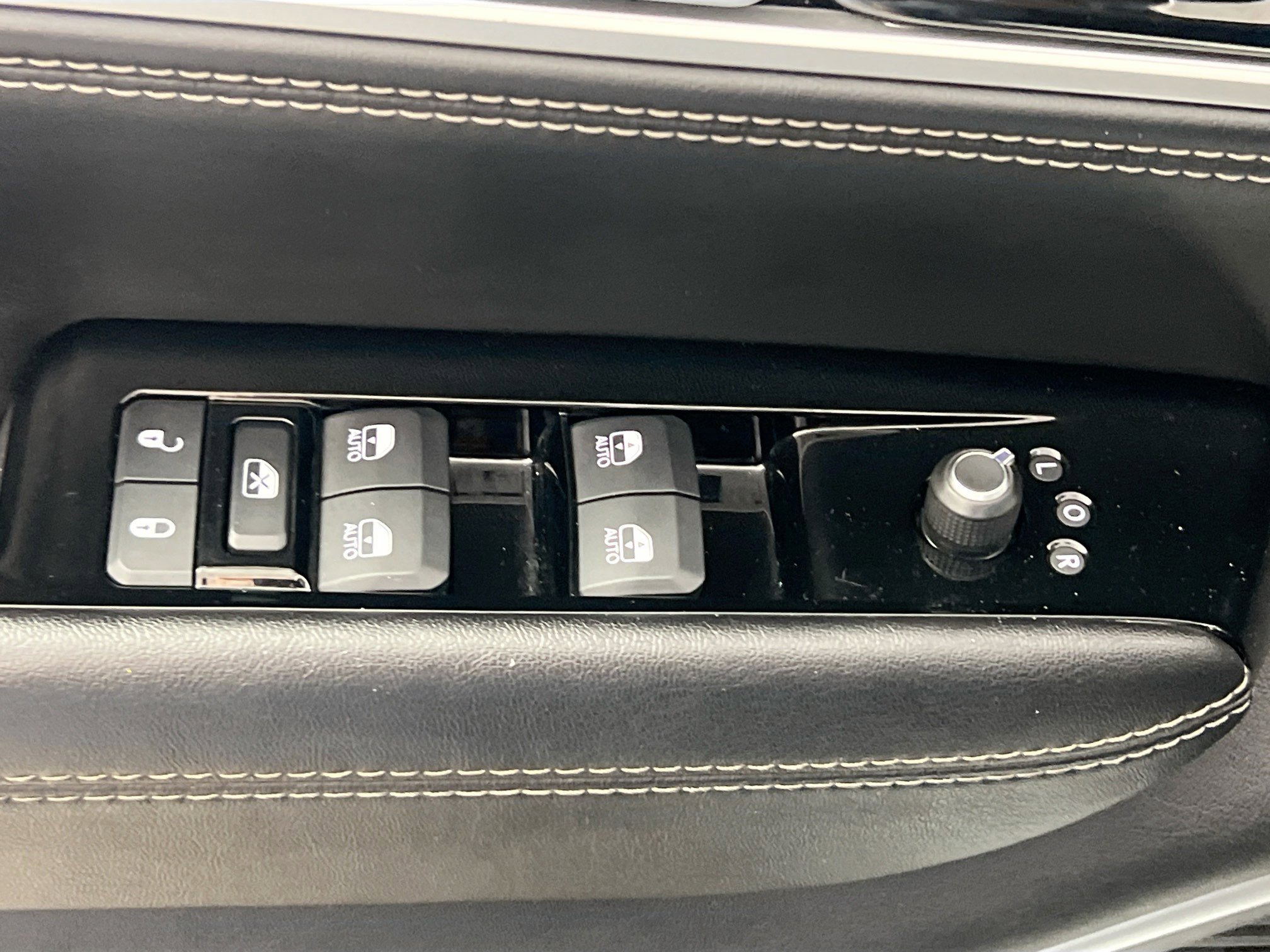 Used 2023 Jeep Wagoneer L Series II image 16