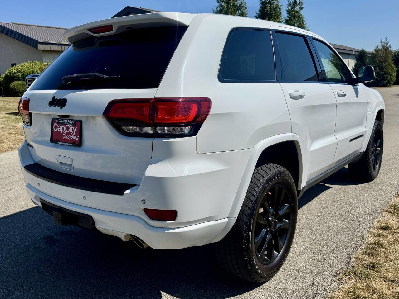 Used 2017 Jeep Grand Cherokee Altitude image 6