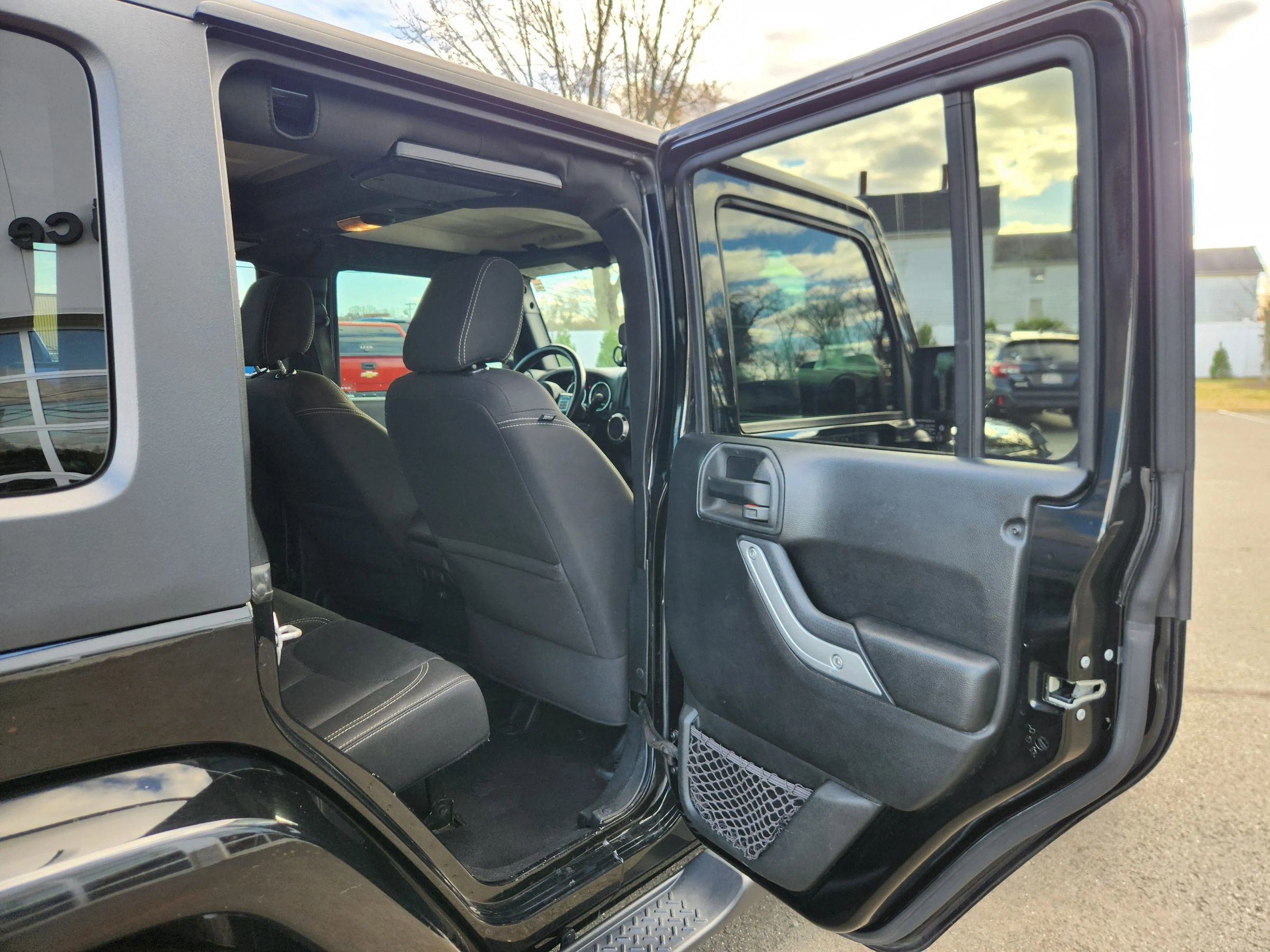 Used 2018 Jeep Wrangler Unlimited Sahara image 37