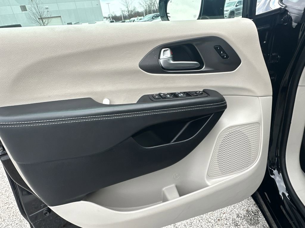 Used 2024 Chrysler Pacifica Touring-L image 27