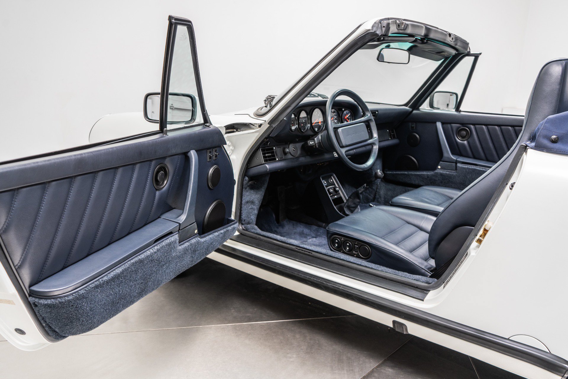 Used 1989 Porsche 911 Carrera RWD image 21