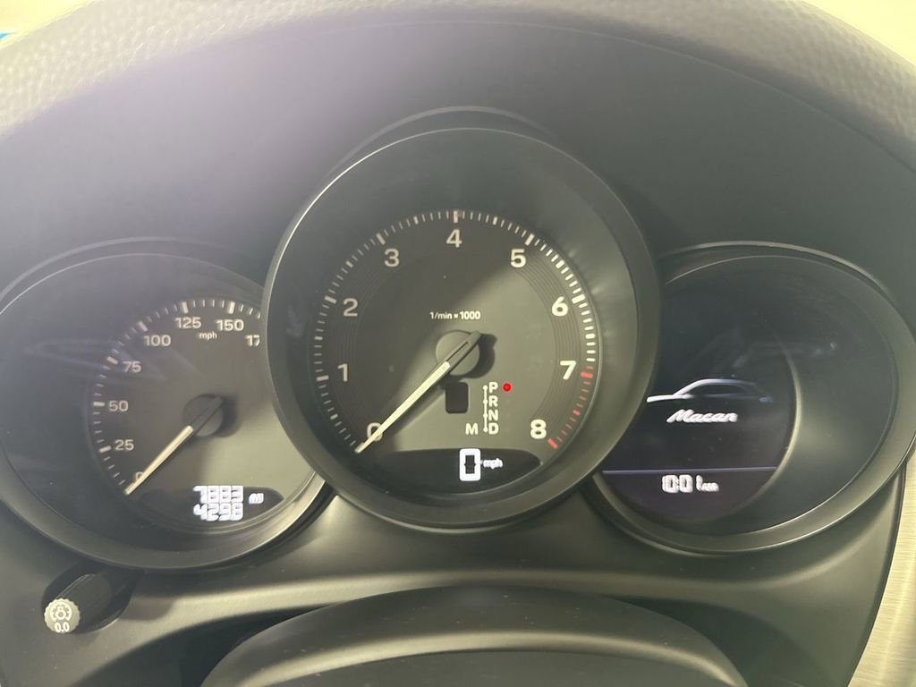 Certified 2025 Porsche Macan image 36