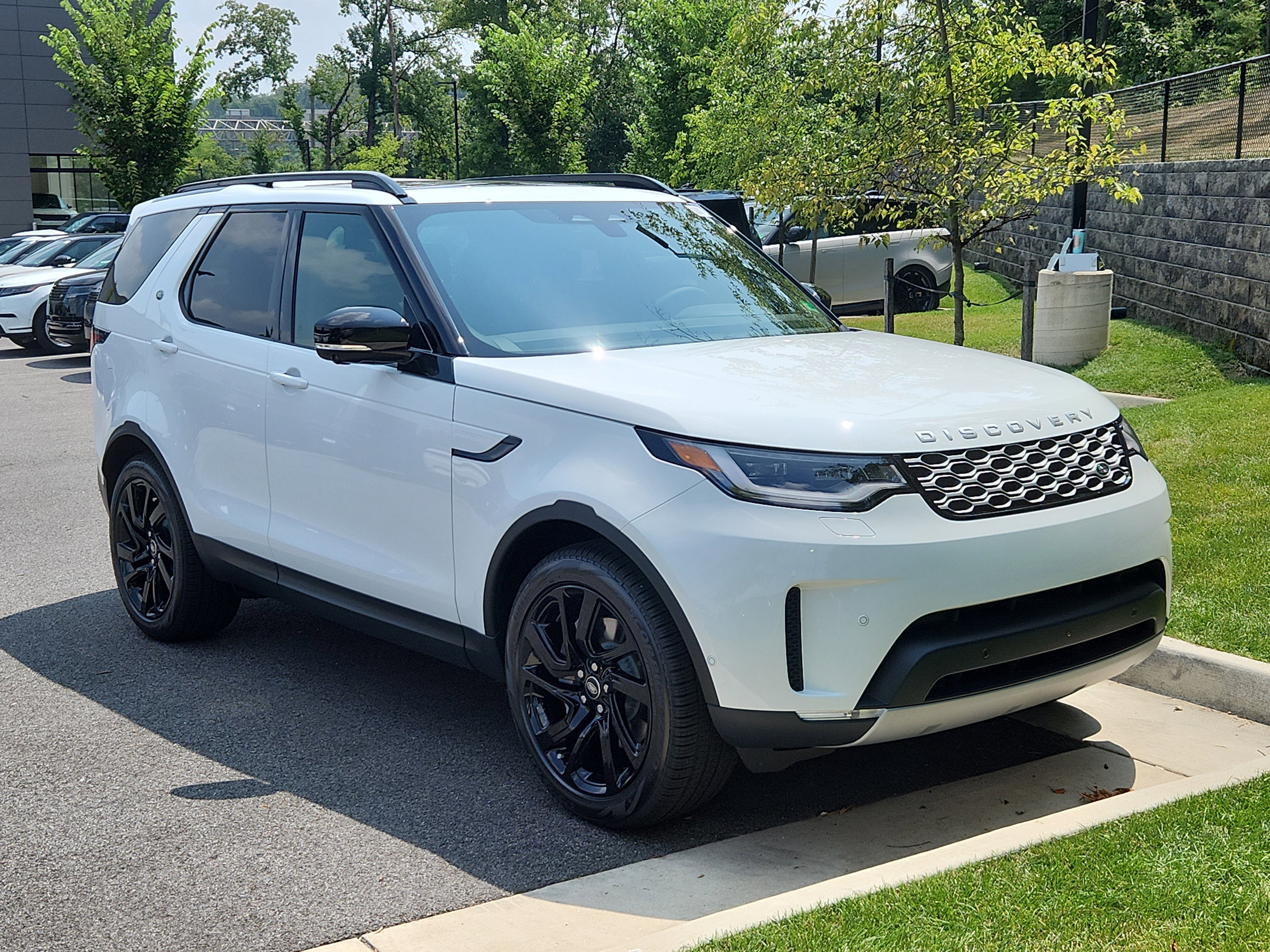 New 2025 Land Rover Discovery S image 10