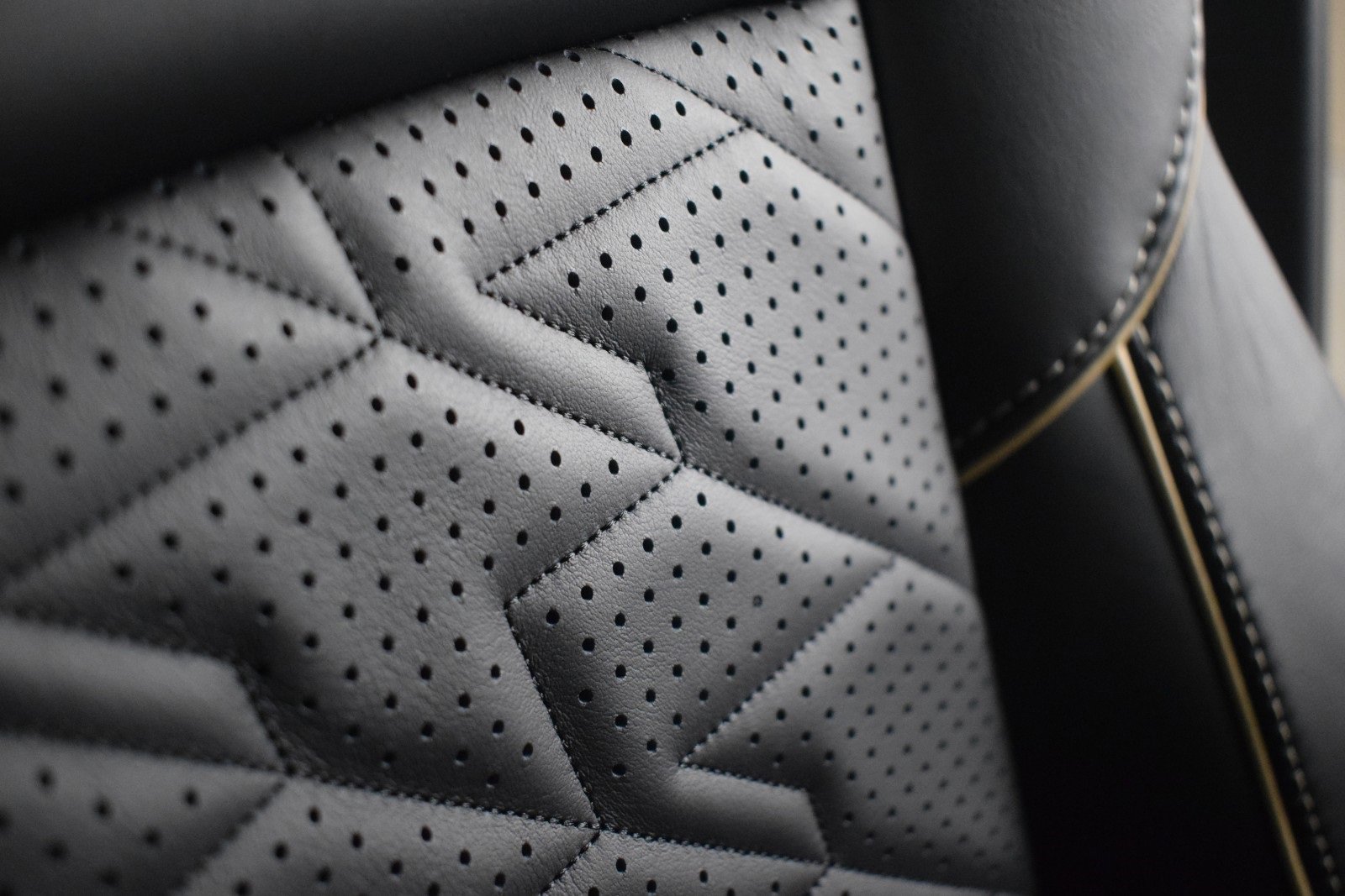 Used 2025 Aston Martin Vanquish image 37