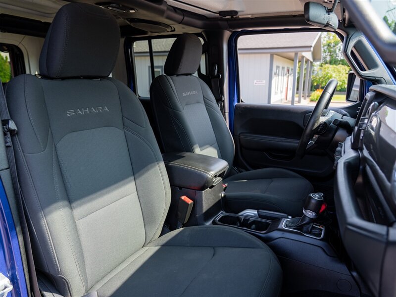 Used 2018 Jeep Wrangler Unlimited Sahara w/ Dual Top Group AWD/4WD image 19