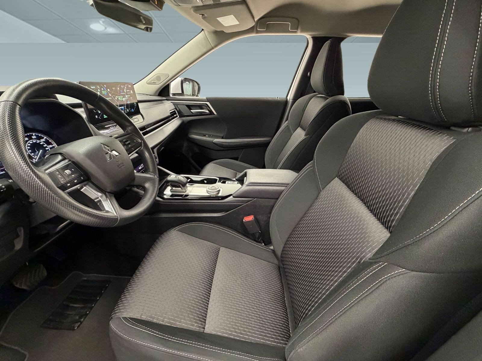 Used 2025 Mitsubishi Outlander ES image 4