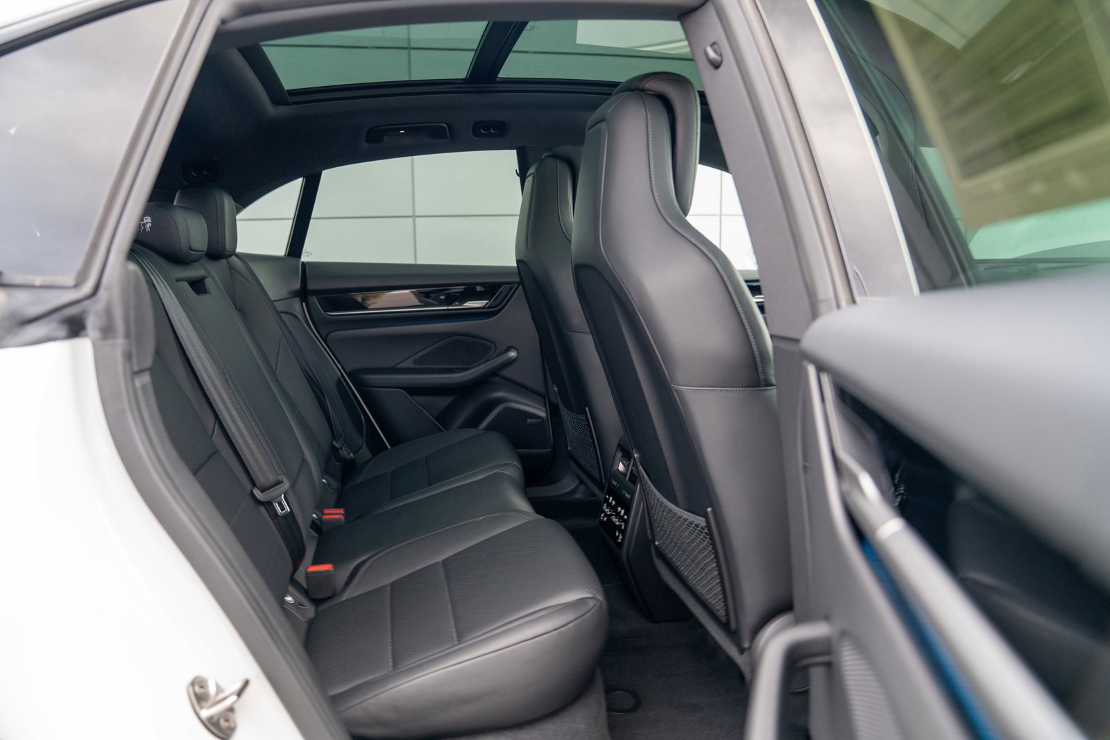 Certified 2025 Porsche Macan Electric image 23