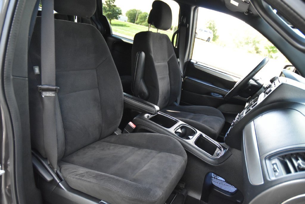 Used 2015 Dodge Grand Caravan SXT w/ Blacktop Package FWD image 30