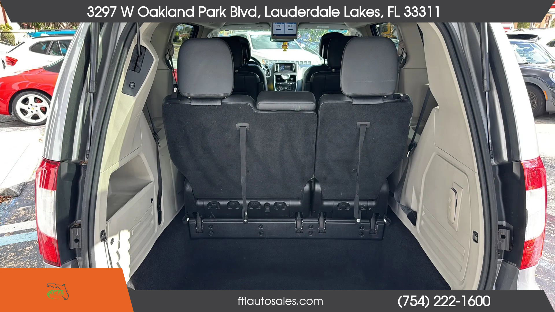 Used 2013 Chrysler Town & Country Touring image 39