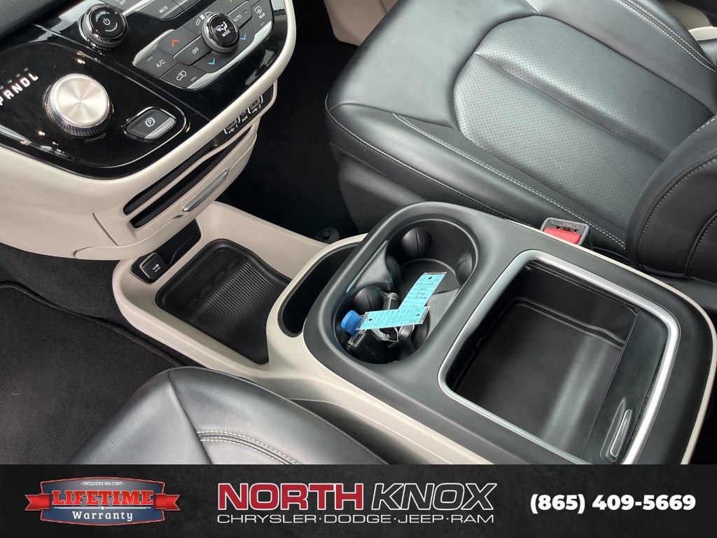 Used 2023 Chrysler Pacifica Touring-L image 10
