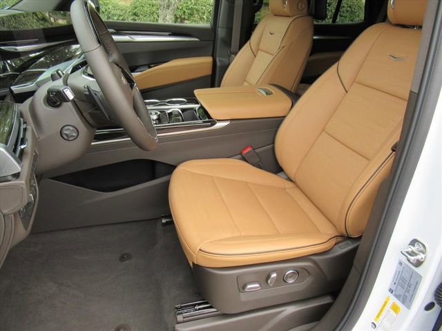 New 2026 Cadillac Escalade Luxury w/ LPO, Radiant Package AWD/4WD image 18