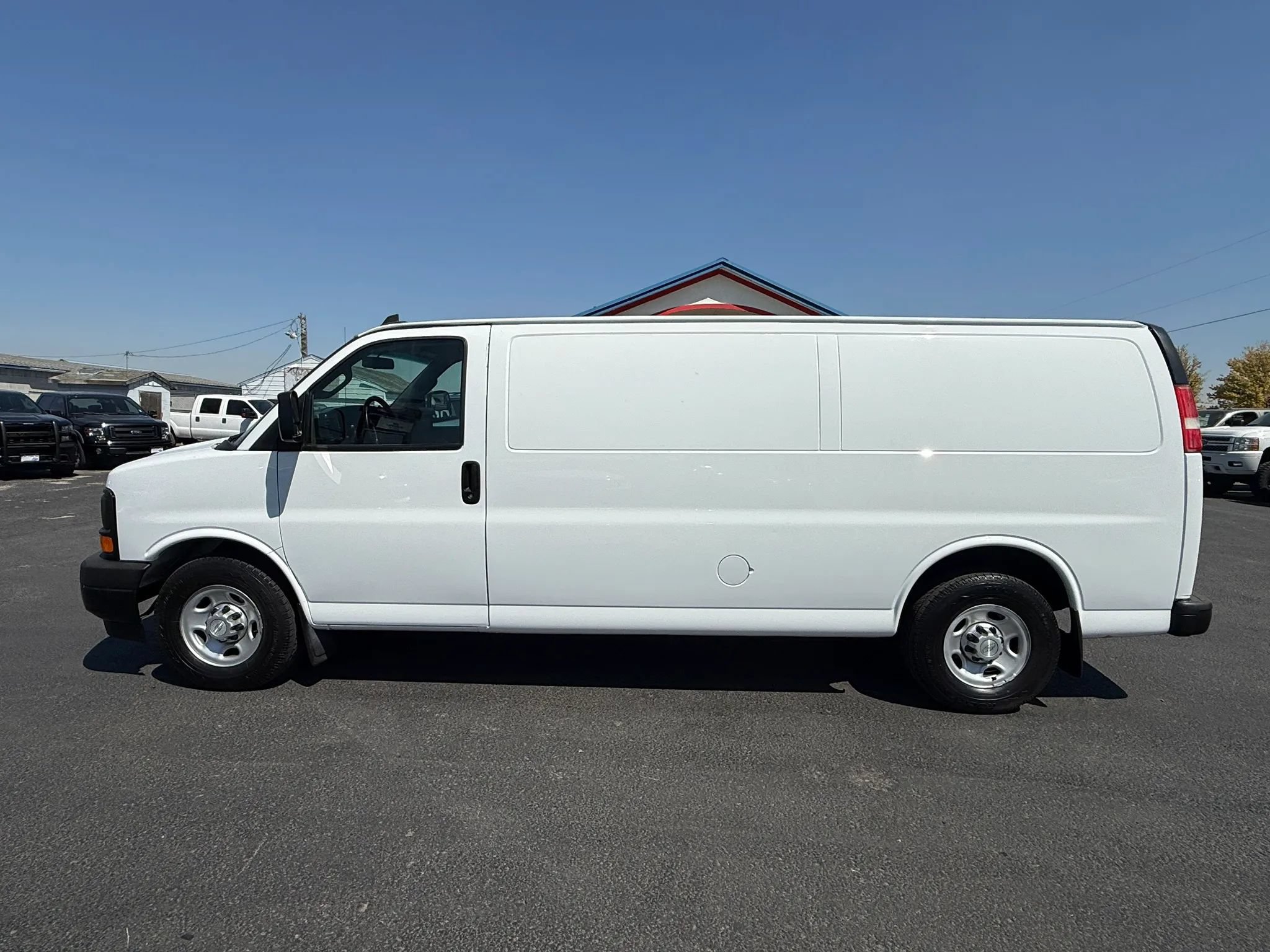 Used 2017 Chevrolet Express 3500 Extended RWD image 2