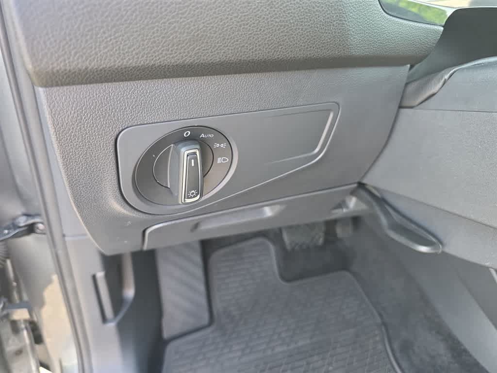 Used 2024 Volkswagen Tiguan SE w/ Panoramic Sunroof Package AWD/4WD image 13