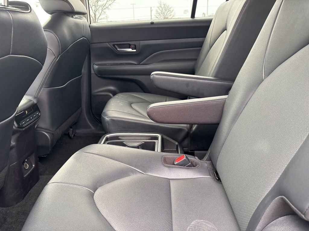 Used 2025 Toyota Grand Highlander AWD image 23