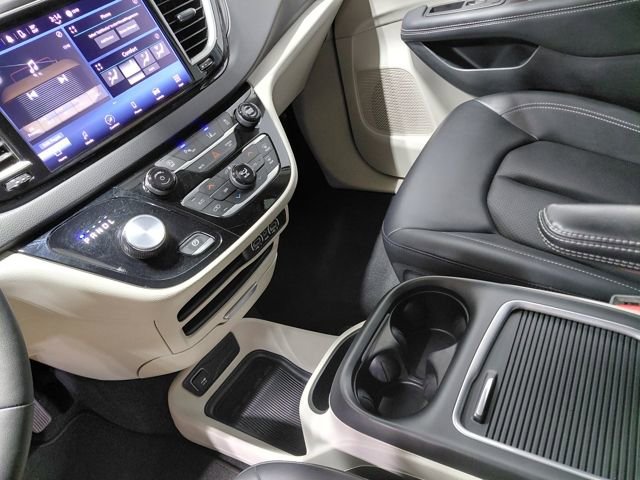 Used 2024 Chrysler Pacifica Touring-L image 30
