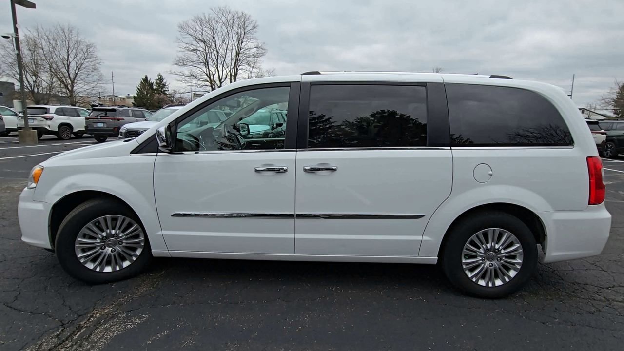 Used 2014 Chrysler Town & Country Limited w/ Luxury Group FWD image 5