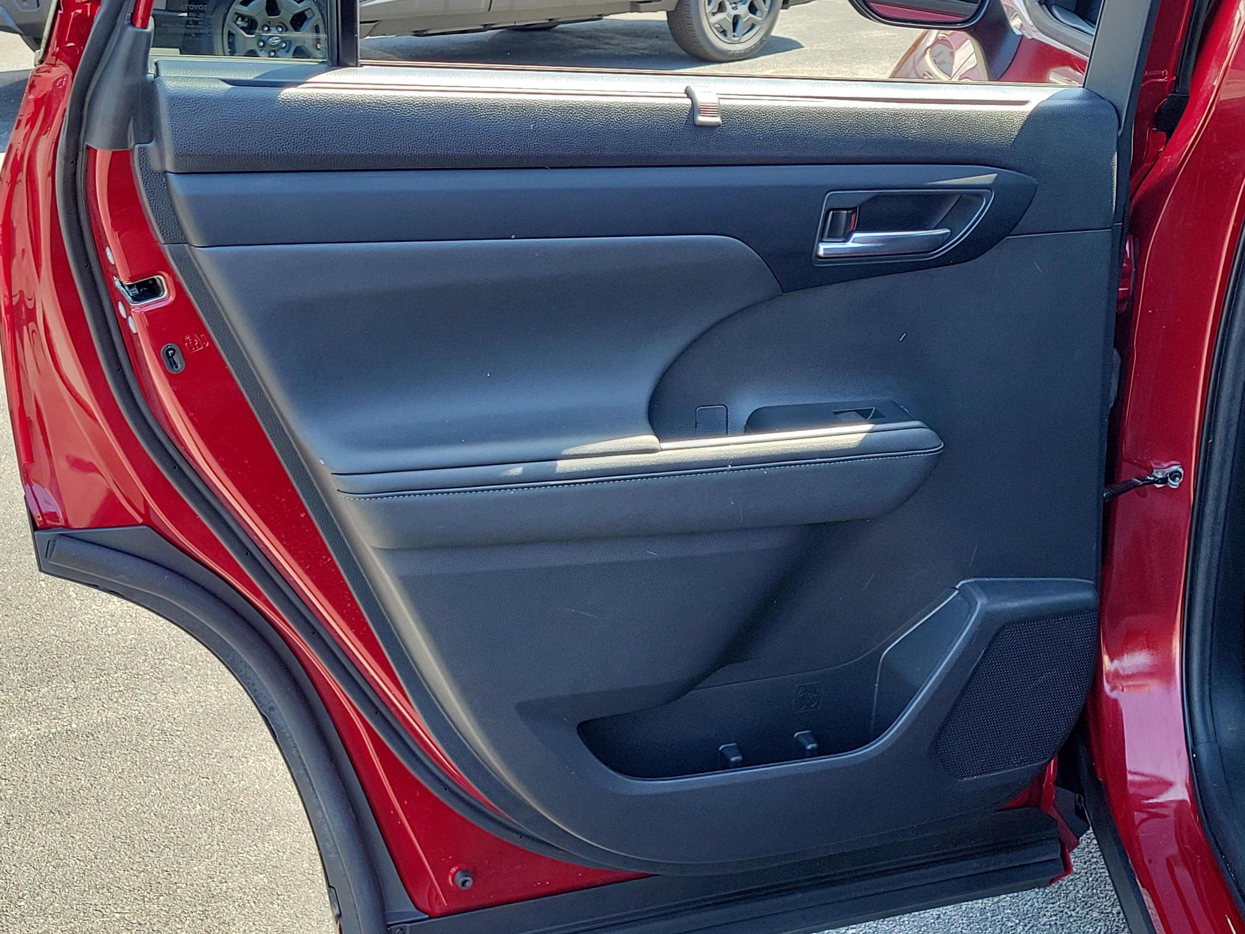 Used 2023 Toyota Highlander XSE image 12