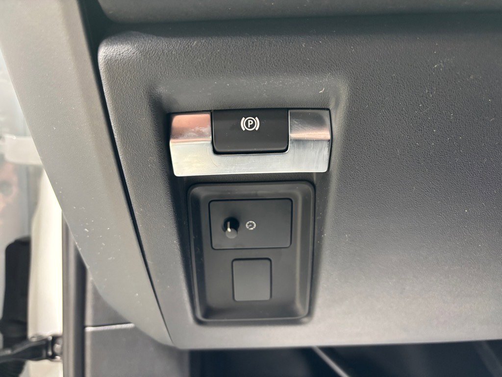 Used 2023 Land Rover Defender 110 X-Dynamic SE image 21