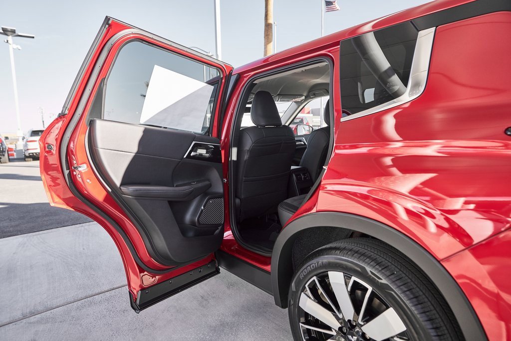 New 2025 Mitsubishi Outlander SE image 16