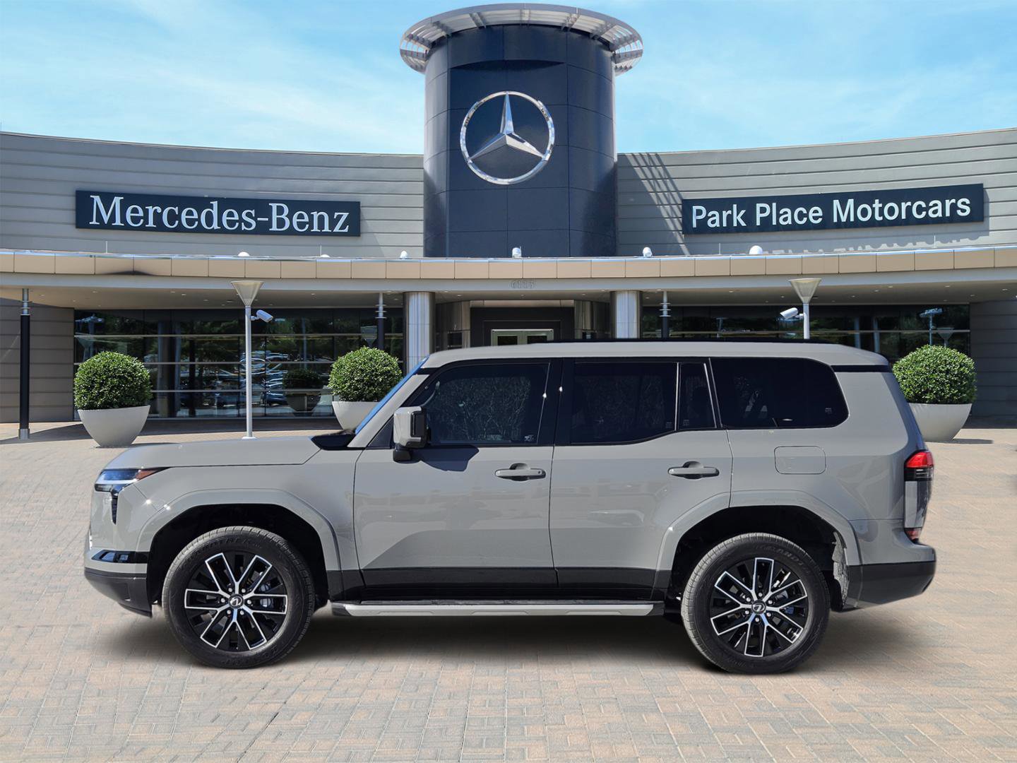 Used 2024 Lexus GX 550 image 3