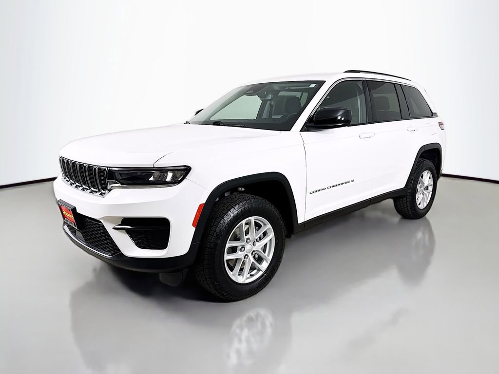 Used 2023 Jeep Grand Cherokee Laredo w/ Luxury Tech Group I AWD/4WD image 3