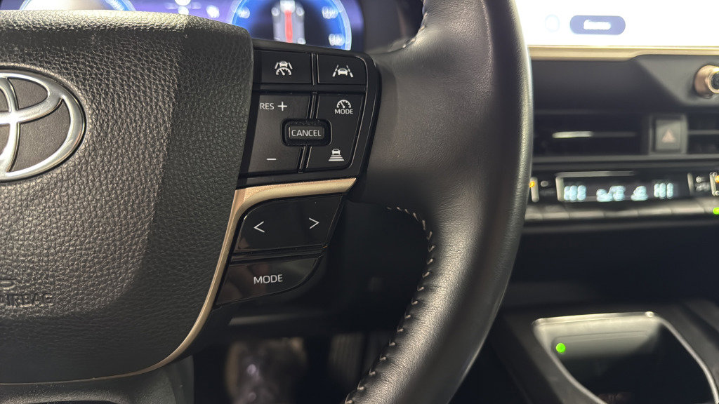 Used 2024 Toyota Crown Limited image 21