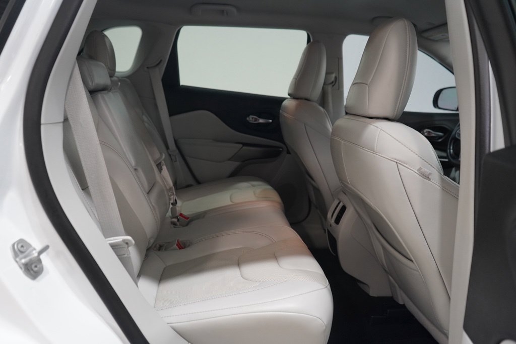 Used 2020 Jeep Cherokee Latitude Lux w/ Comfort/Convenience Group FWD image 32