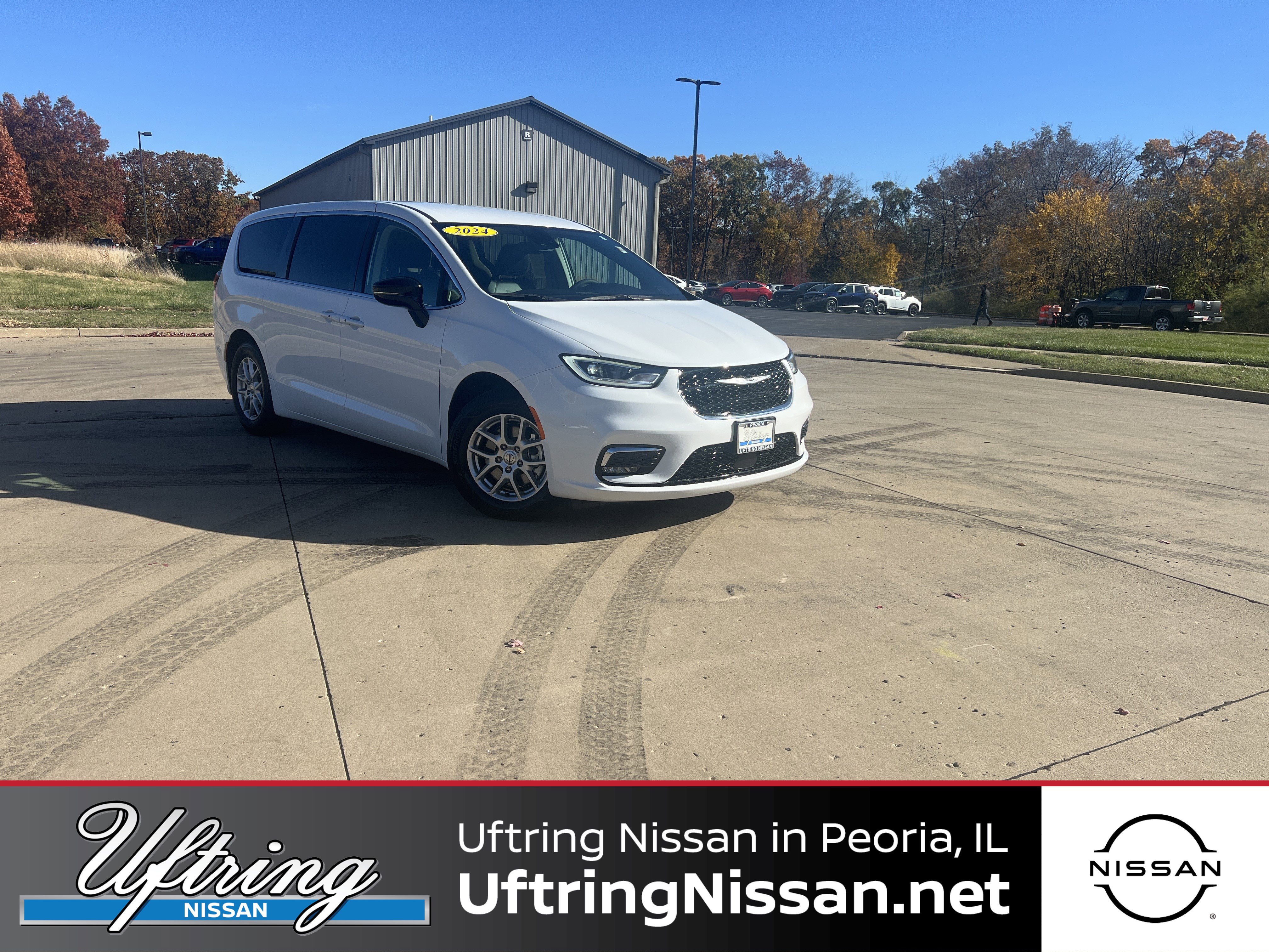 Used 2024 Chrysler Pacifica Touring-L image 1