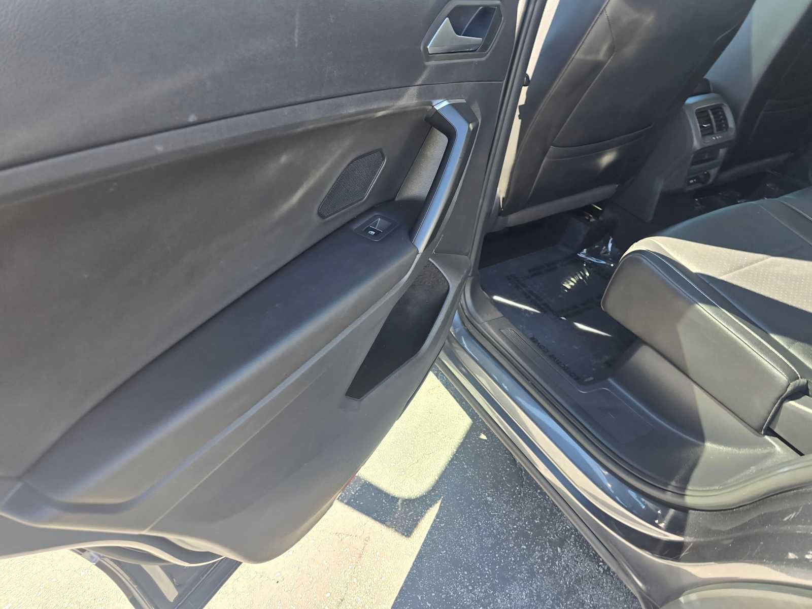 Used 2021 Volkswagen Tiguan SE w/ Panoramic Sunroof Package AWD/4WD image 16