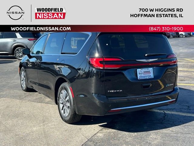Used 2025 Chrysler Pacifica Select image 5