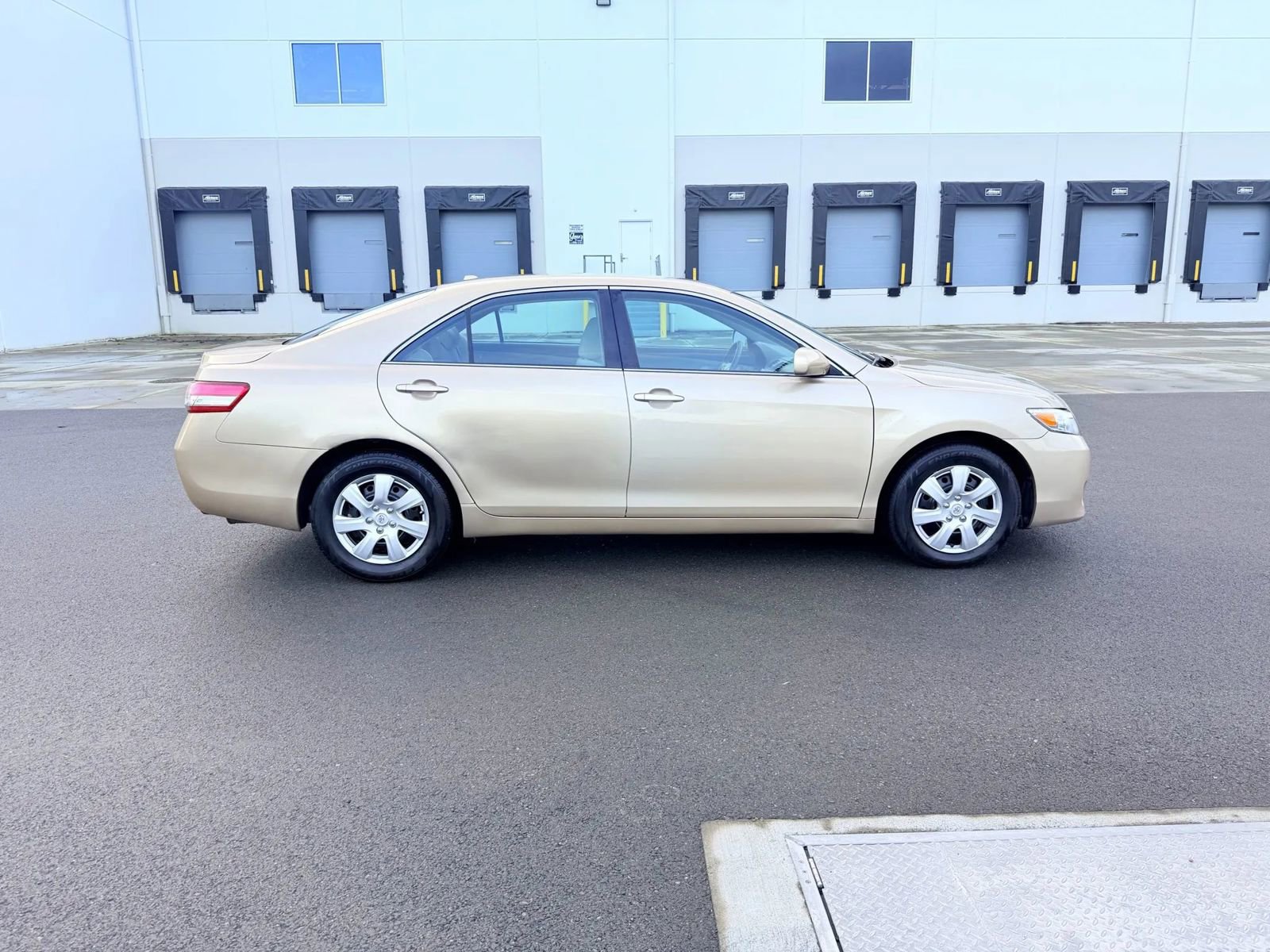 Used 2011 Toyota Camry LE image 6