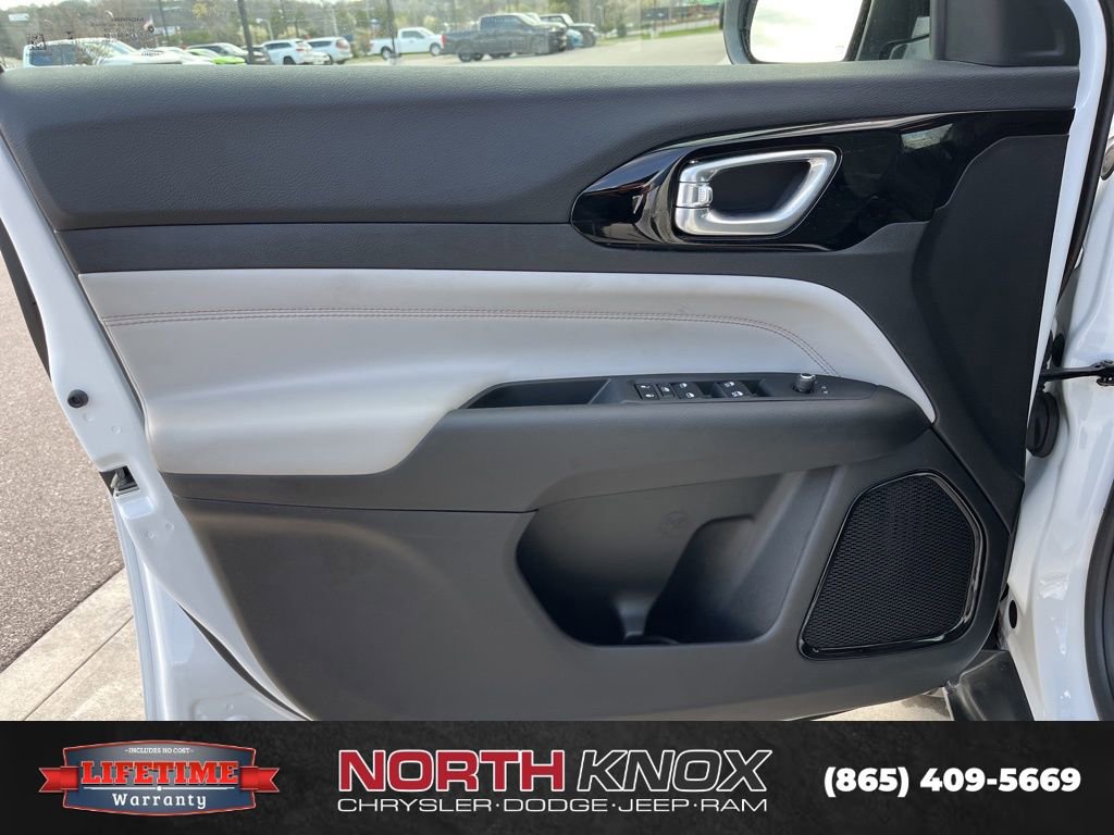 Used 2025 Jeep Compass Limited image 5