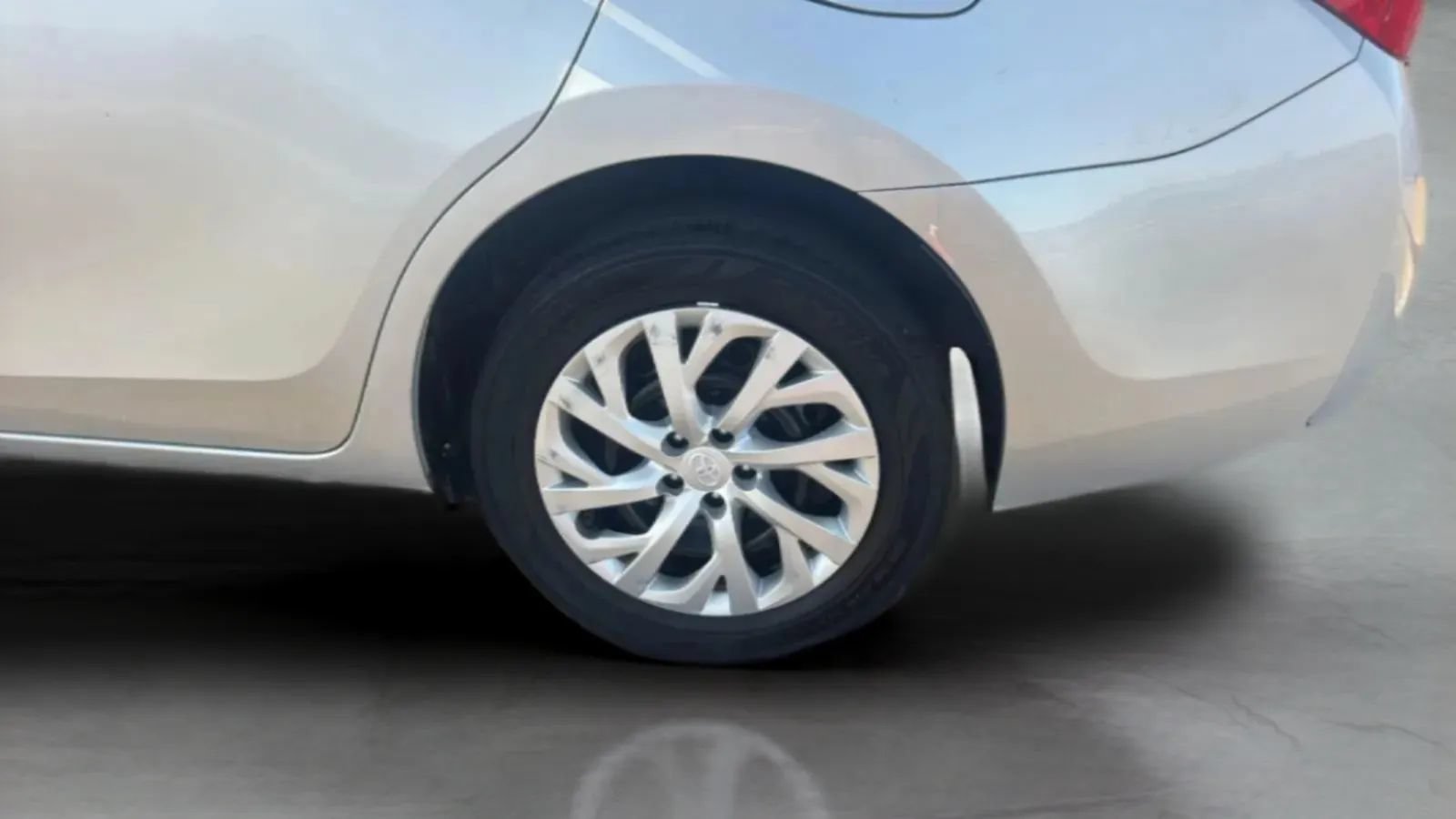 Used 2019 Toyota Corolla LE FWD image 38