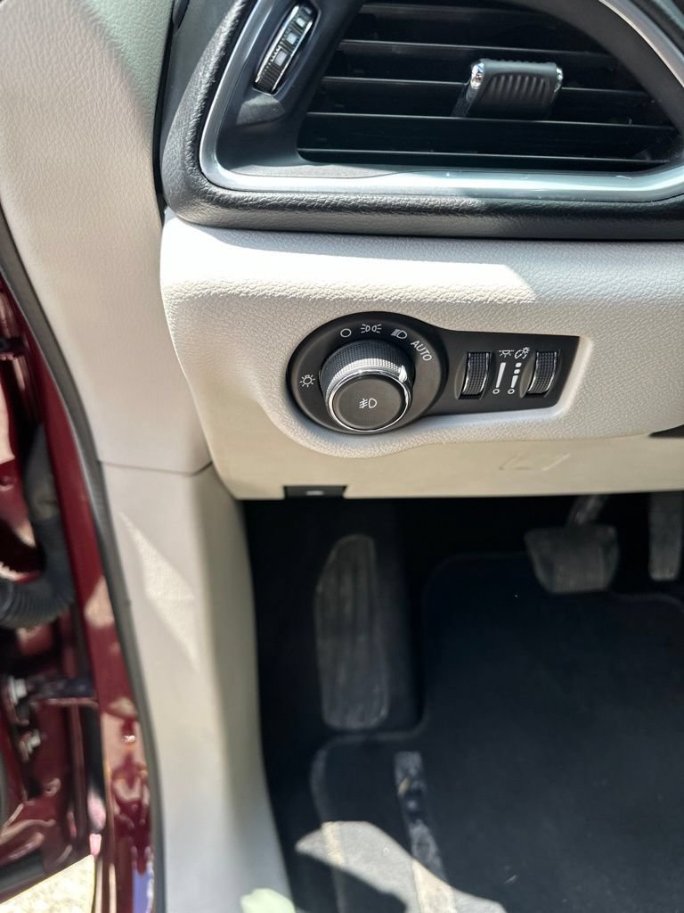 Used 2017 Chrysler Pacifica Touring-L Plus FWD image 9