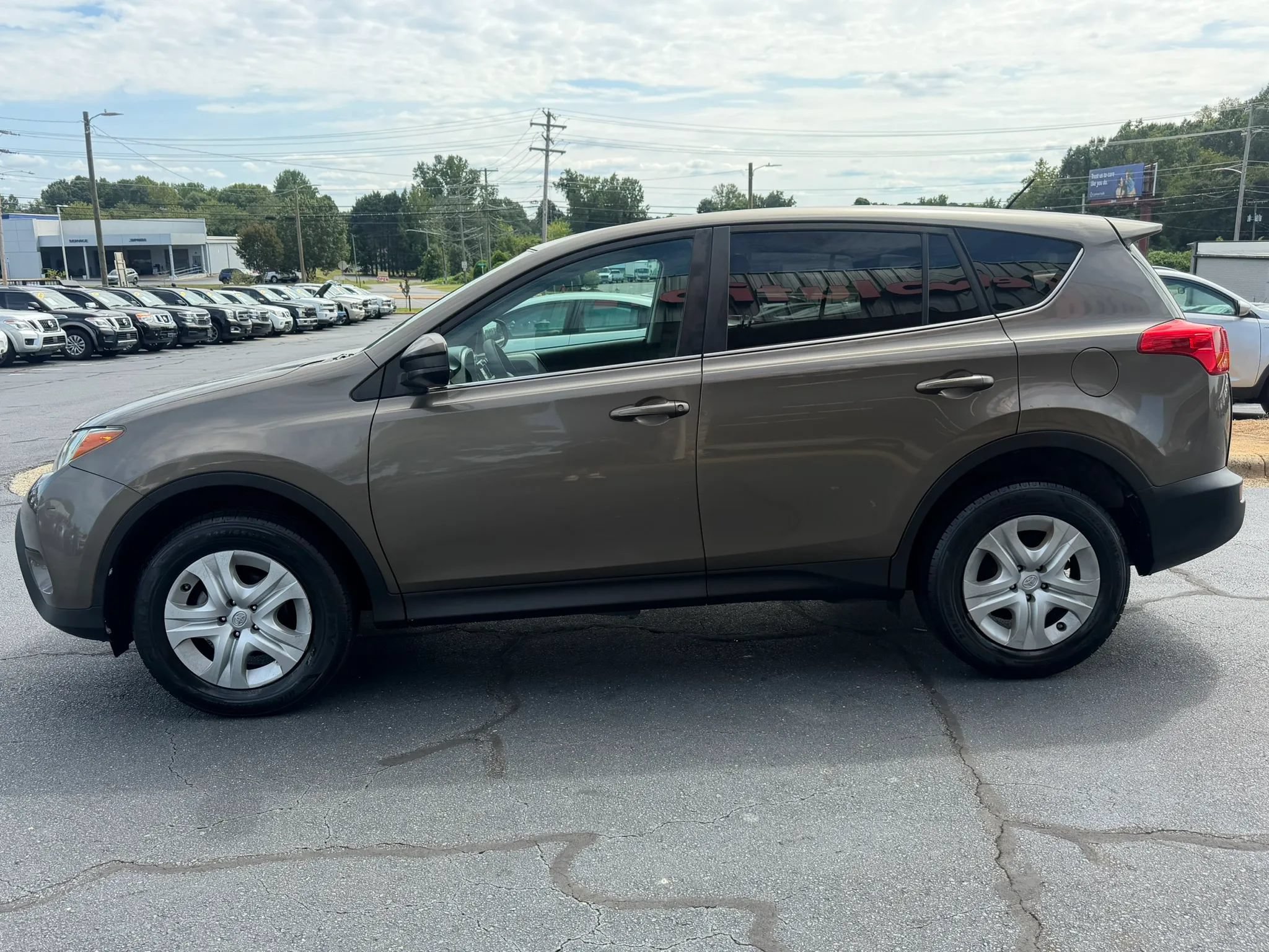 Used 2015 Toyota RAV4 LE FWD image 4