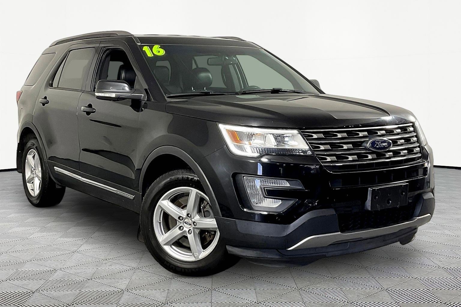 Used 2016 Ford Explorer XLT w/ Equipment Group 202A image 3