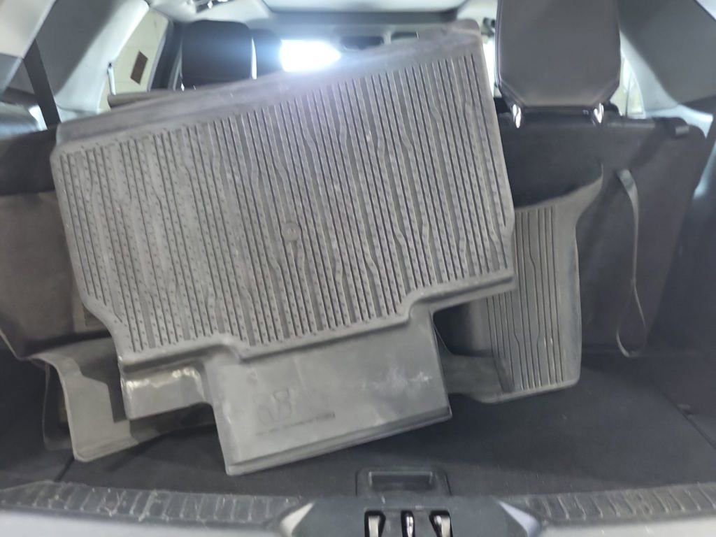 Used 2022 Ford Explorer XLT w/ Equipment Group 202A image 6