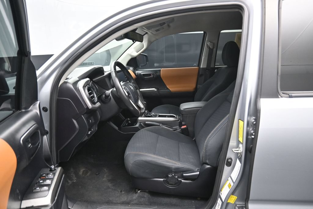 Used 2020 Toyota Tacoma SR5 RWD image 9
