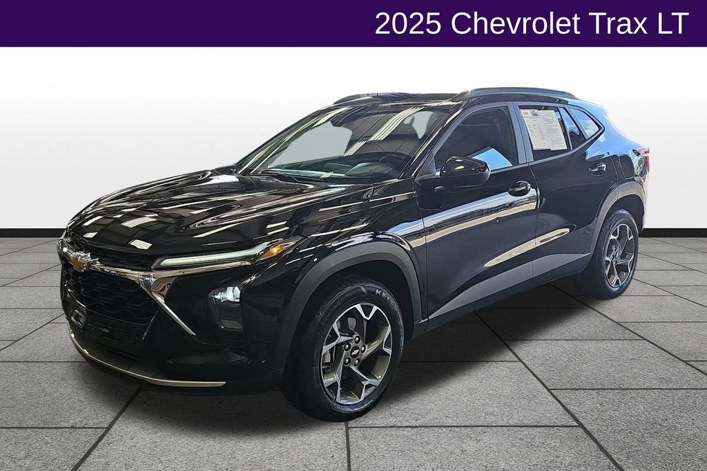 Used 2025 Chevrolet Trax LT w/ LT Convenience Package FWD image 1
