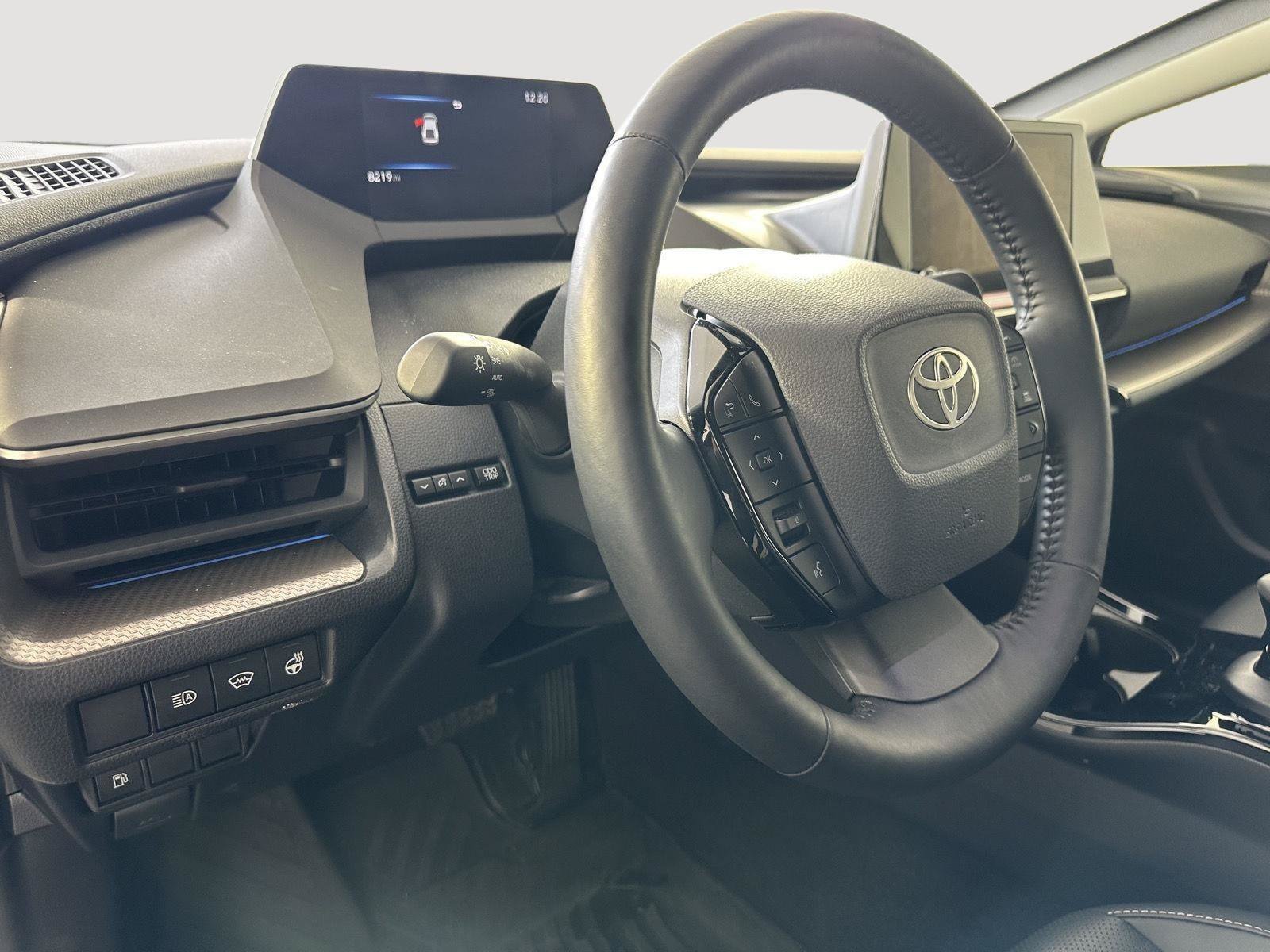 Used 2025 Toyota Prius XLE FWD image 11